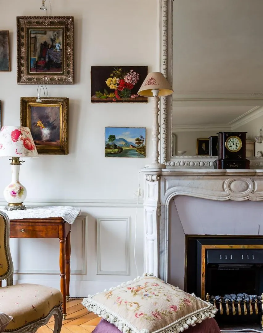 Veeve - Charming Mirabeau Apartment Paris